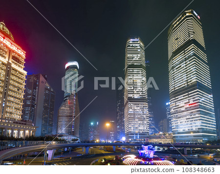 上海浦東陸家嘴摩天大樓夜景 / 上海，中國 108348663