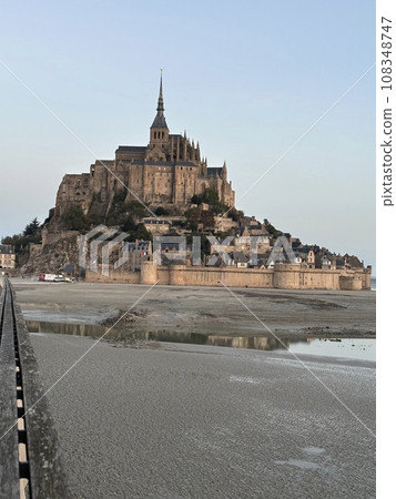 Morning sunrise Mont Saint Michel 108348747