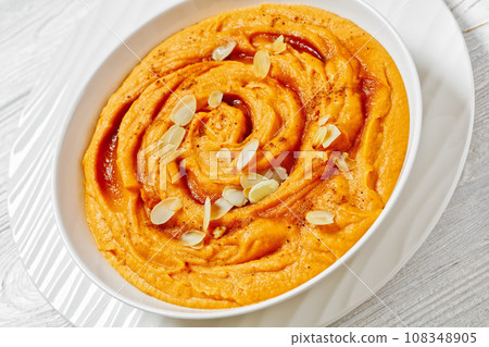 vanilla whipped sweet potatoes with maple syrup 108348905