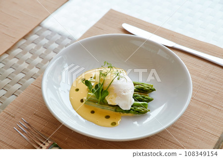 Poached egg with hollandaise sauce and asparagus. Poached egg with hollandaise sauce and asparagus. 108349154