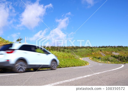 秋季行車形象:晴天高原行車 秋季行車形象:晴天高原行車 108350572