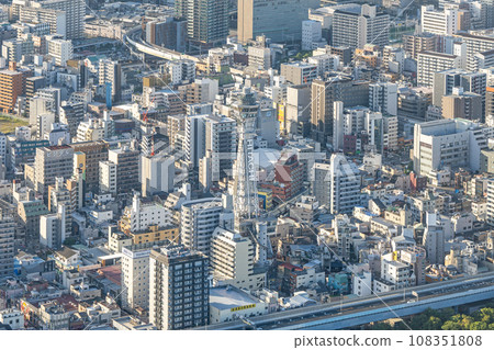 [Urban scenery] Abeno Harukas, view from the observation deck, around Tsutenkaku [Harukas 300] 108351808