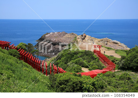 山口縣長門市元乃隅神社100鳥居 山口縣長門市元乃隅神社100鳥居 108354049