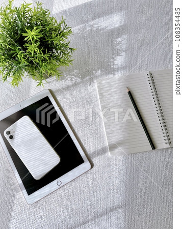 窗邊的書桌，清晨的陽光照進來。陽光透過窗簾照進來 108354485