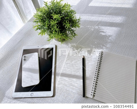 窗邊的書桌，清晨的陽光照進來。陽光透過窗簾照進來 108354491