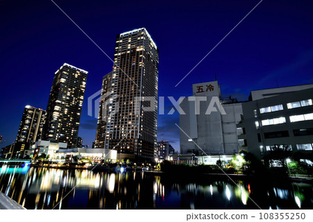 Night view of the skyscrapers of Shibaura Island 108355250