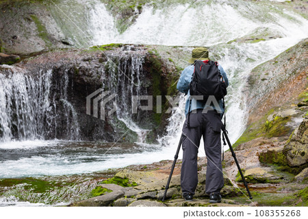 A man who enjoys mountain climbing and photography 108355268