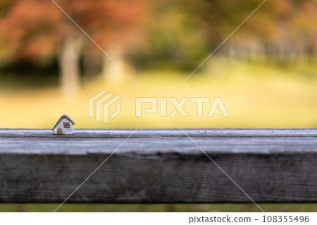 小可愛的房子有秋天的顏色背景 108355496