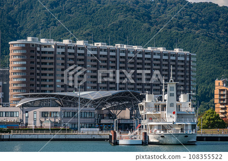 停泊在琵琶湖大津港的觀光船 108355522