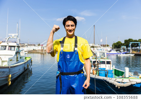 站立在漁港的年輕漁民 108355688