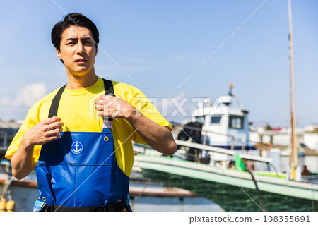 站立在漁港的年輕漁民 108355691