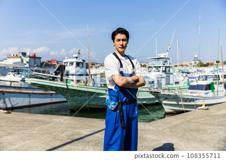 站立在漁港的年輕漁民 108355711