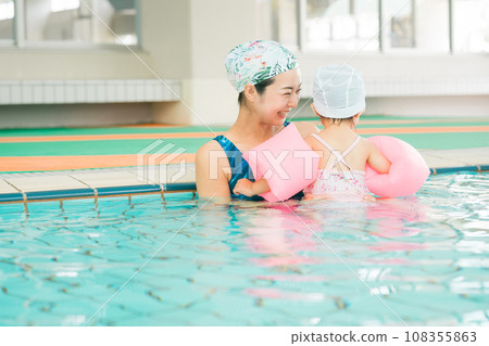 Baby swimming 108355863