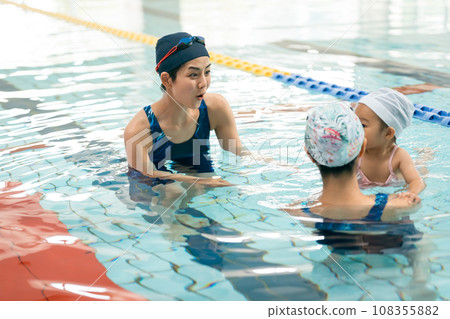 baby swimming class baby swimming class 108355882