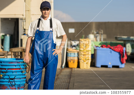 在漁港工作的年輕漁民 在漁港工作的年輕漁民 108355977