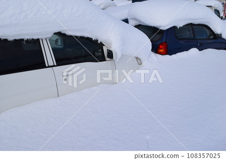 A car buried in heavy snow 108357025