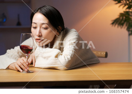 一個女人喝酒放鬆 108357474