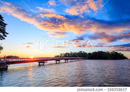 宮城縣松島町松島、福浦大橋和福浦島的日出 108358637
