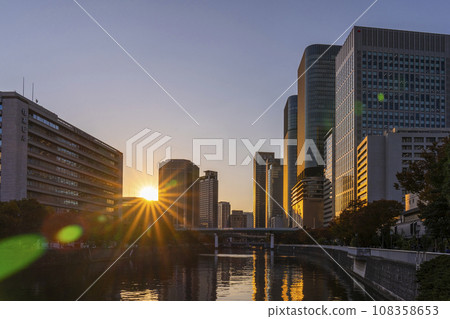 從淀屋橋看到的中之島建築群的夕陽 從淀屋橋看到的中之島建築群的夕陽 108358653