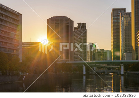 The sunset seen from the Nakanoshima building group seen from Yodoyabashi 108358656