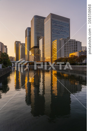 從淀屋橋看到的中之島建築群的夕陽 108358668