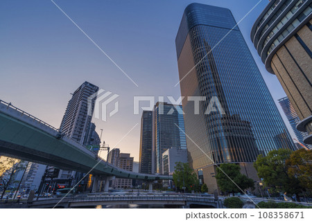 Nakanoshima Festival Tower seen from Nishikibashi 108358671