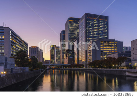 The sunset seen from the Nakanoshima building group seen from Yodoyabashi 108358693