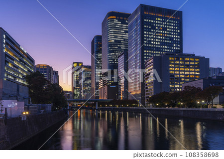 The sunset seen from the Nakanoshima building group seen from Yodoyabashi 108358698