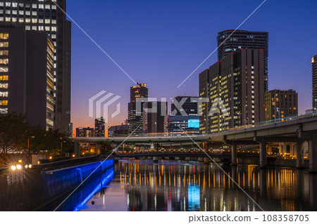 從大橋到中之島花園橋的中之島夜景 從大橋到中之島花園橋的中之島夜景 108358705