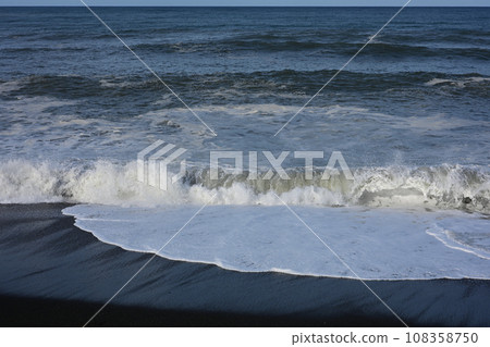 Wave photo 108358750