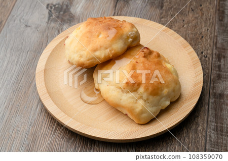 Hot biscuit freshly baked Hot biscuit freshly baked 108359070