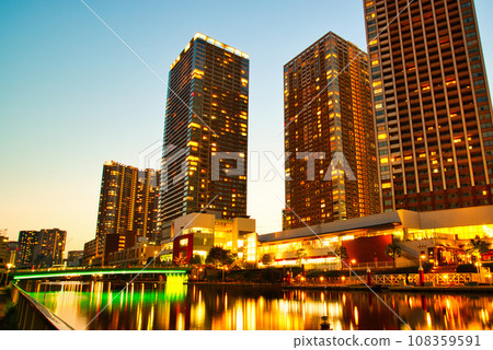 Evening view of the skyscrapers of Shibaura Island Evening view of the skyscrapers of Shibaura Island 108359591