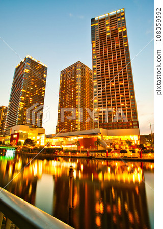 Evening view of the skyscrapers of Shibaura Island 108359592