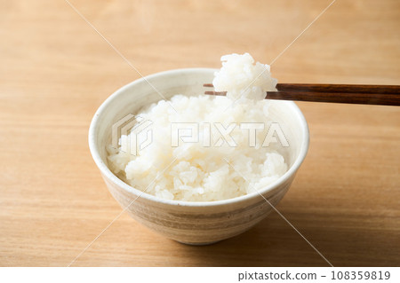 新鮮煮熟的米飯盛在碗裡 新鮮煮熟的米飯盛在碗裡 108359819