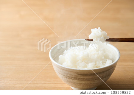 新鮮煮熟的米飯盛在碗裡 新鮮煮熟的米飯盛在碗裡 108359822