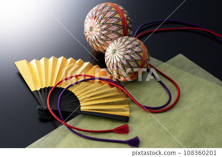 金扇、手鞠和日本紙的背景材料 金扇、手鞠和日本紙的背景材料 108360201