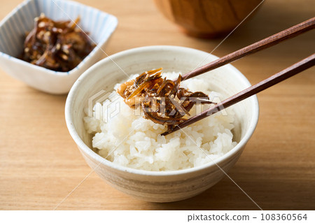 小女孩核桃飯 小女孩核桃飯 108360564