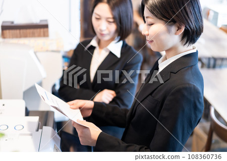 檢查印刷文件的年輕女子 108360736