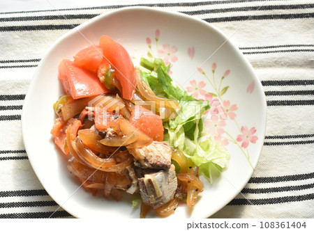 Healthy mackerel stew with tomatoes For those who want to cleanse their blood vessels 108361404