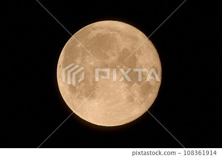 使用超長焦距鏡頭清晰可見月球的隕石坑和凹凸不平 108361914