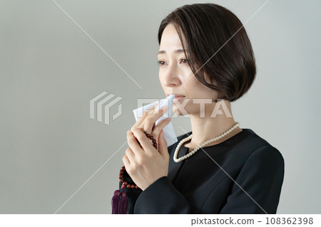 失去親人後表情悲傷的女人 108362398