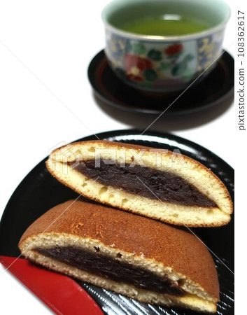 Dorayaki and green tea Dorayaki and green tea 108362617