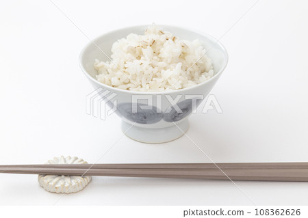 大麥米白色背景 108362626