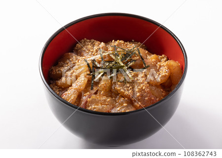 Red sea bream rice bowl with sesame sauce 108362743