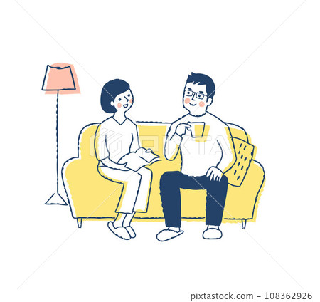 夫婦在沙發上放鬆 108362926