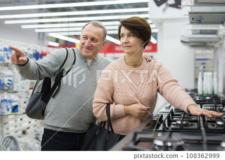 Mature couple choose a gas stove 108362999
