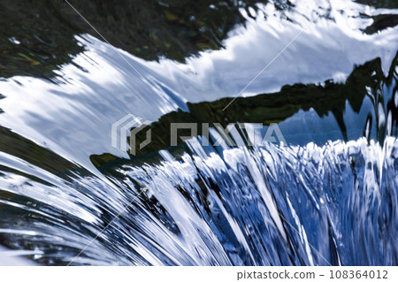 Running water surface with abstract reflections pattern. Natural background 108364012