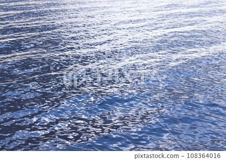 Shiny blue sea water with bright reflections, natural background 108364016