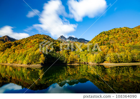 定山溪札幌湖秋葉與雪山水鏡 108364090