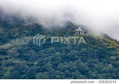 高山上的寧靜涼亭 108365234